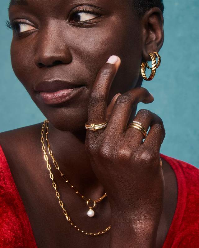 Tyler Wide Medium Hoop Earrings in 18k Gold Vermeil image number 2.0